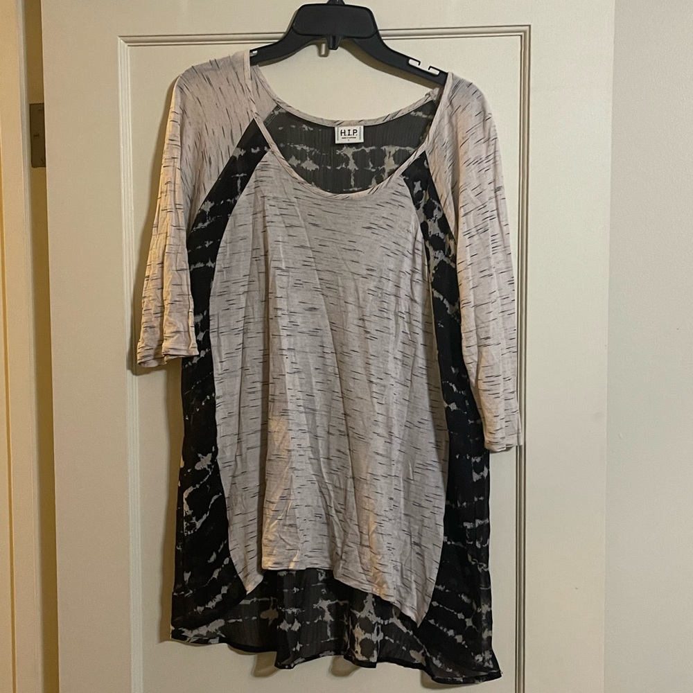 H.I.p. Cream and black 3/4 sleeve top. Great condition. SiZe large